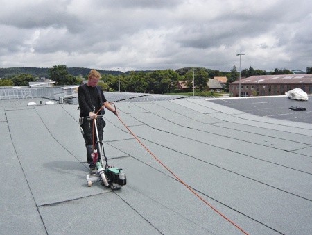 BITUMAT B2 - постоянная температура и скорость сварки, не зависящие от напряжения в сети и погоды BITUMAT B2 - постоянная температура и скорость сварки, не зависящие от напряжения в сети и погоды