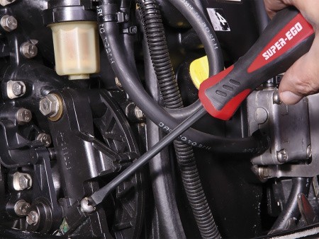 Шлицевая отвертка, применение Шлицевая отвертка, применение